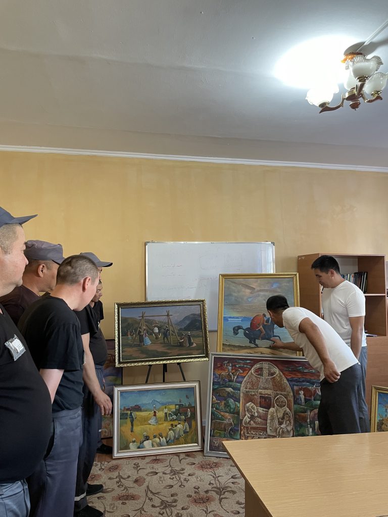 Музей қызметкерлері сотталған азаматтарға көрме өткізді