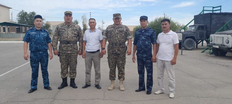 Жас сарбаздарға жауынгерлік қару табысталды