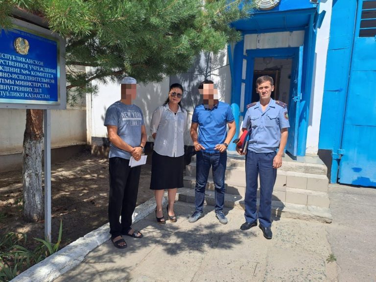 Ақтөбеде қоныс колониясынан бостандыққа шыққан сотталған азаматтармен «Қақпа алдында кездесті»