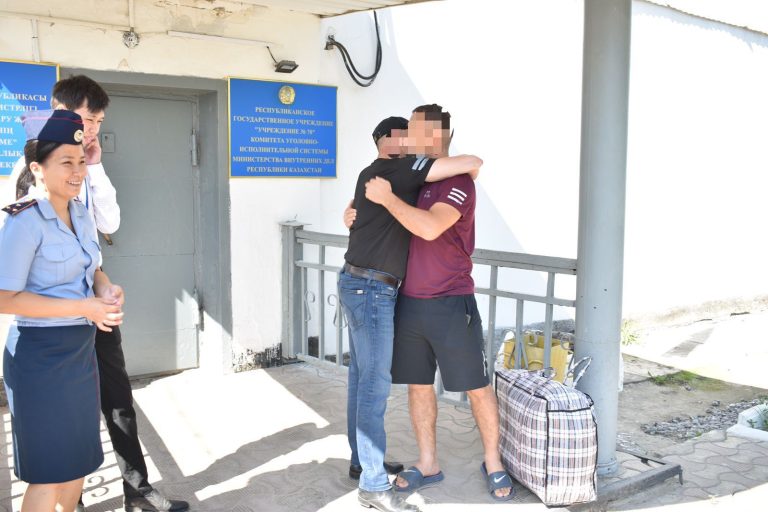 Ақтөбеде №70 тергеу мекемесінен босап шыққан сотталғанмен «Қақпа алдында кездесу» әлеуметтік жобасы іске асты