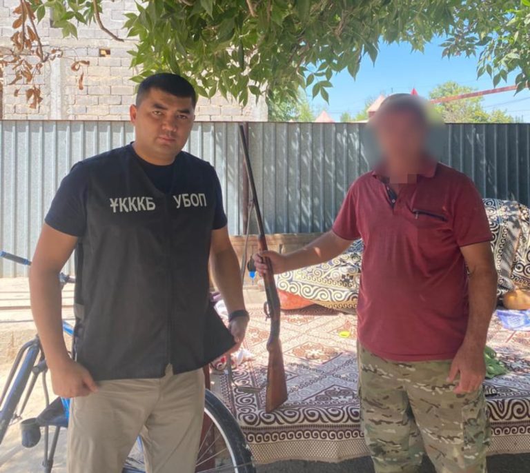 Түркістан облысының полицейлері тұрғыннан 16 калибрлі тіркелмеген қару тәркіледі