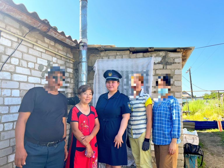 Ақтөбе облысында пробация қызметкерлері жалғызбасты анаға көмек беріп, алғыс арқалады