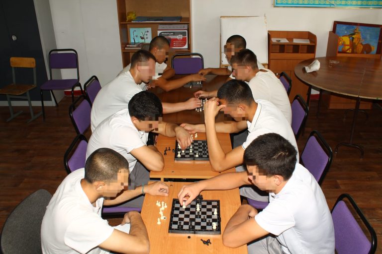 Шахматшылар шаршы алаңда