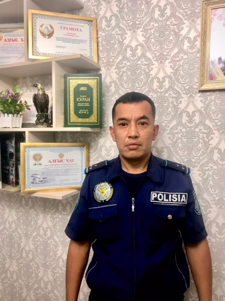 Қамал алар жасқа жеткен полицей