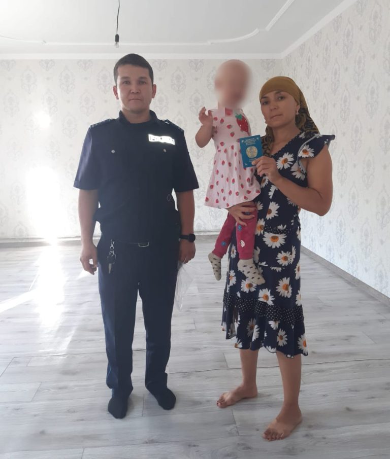 Шардаралық полицейлер өртеніп жатқан пәтерден мүгедек әйелді аман алып шықты