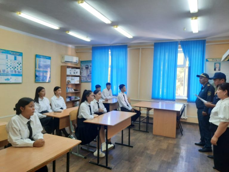 Отырарлық полицейлер білім ордаларында жолда жүру ережелерін түсіндірді
