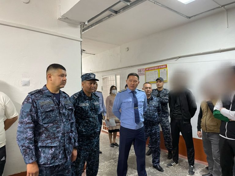 Пробоция есебінде тұрған азаматтар тергеу мекемесіне келді