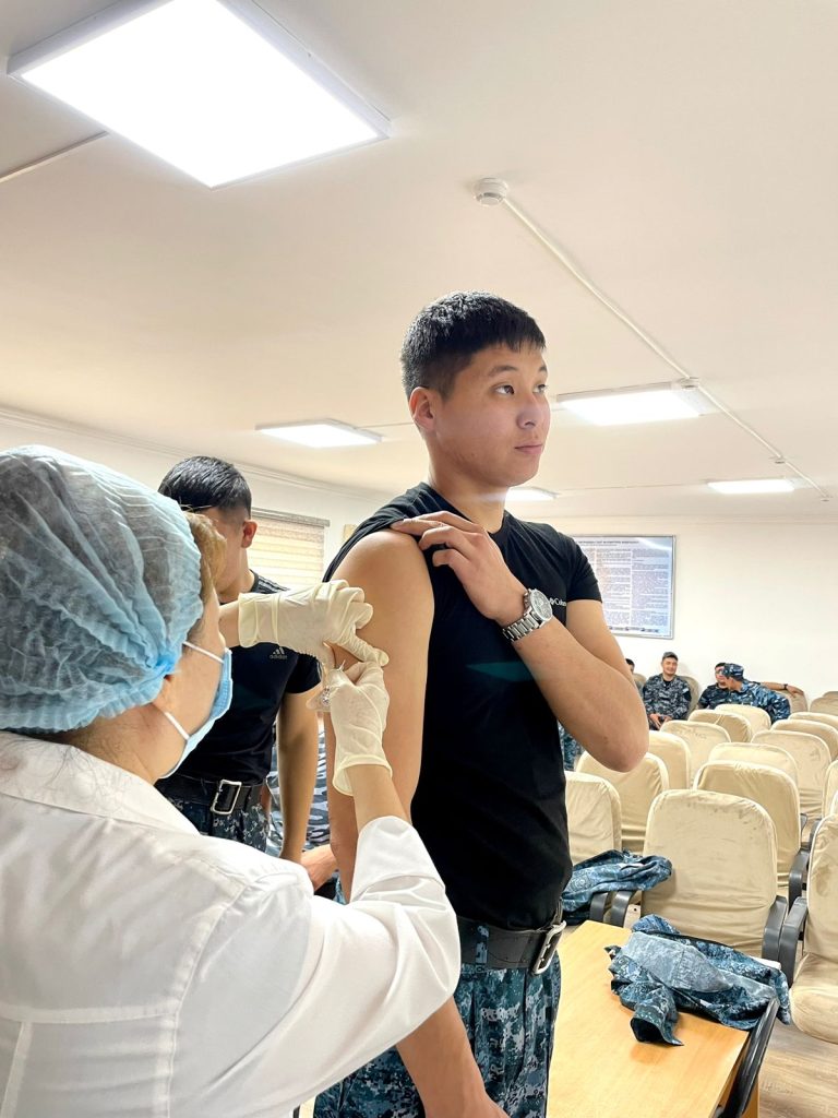 Жеке құрам қызметкерлеріне тұмауға қарсы екпе салынды