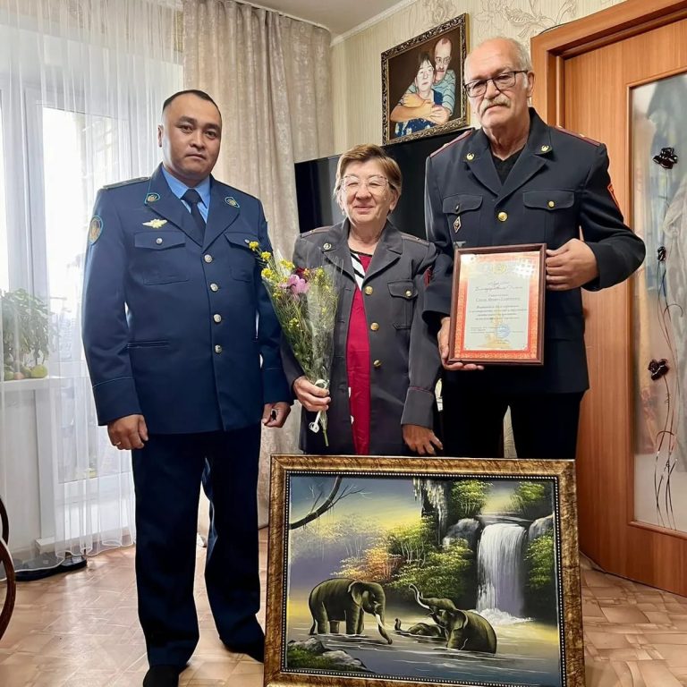 В канун Международного дня пожилых людей, сотрудники учреждения номер 4 г.Степногроск акмолинского ДУИС посетили семью ветерана УИС