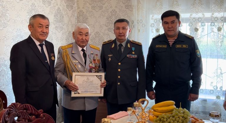 Халық қаhарманы ішкі істер органдарының ардагеріне алғыс білдірді.