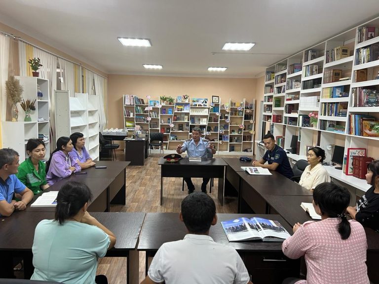 Жетісайлық полицейлер мектеп оқушыларына қауіпсіздік туралы дәріс өтуде