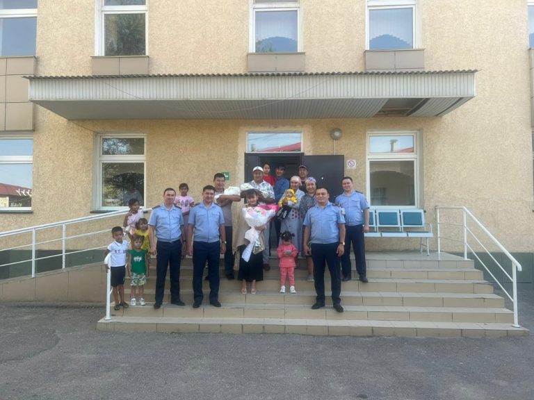 Қатаң қызметтегі алтын құрсақты ана егіз қыздарды дүниеге алып келді