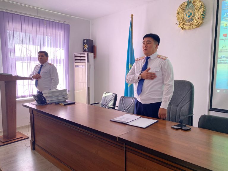 Полицейлер оқушылар үшін жол қозғалысы ережесін сақтау бойынша сабақтар өткізді