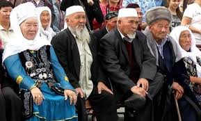 Қарттар күніне орай бірнеше өңірдегі зейнеткерлерге қаржылай көмек көрсетіледі