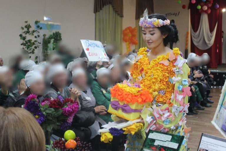 В женской колонии СКО изготовили 40 килограммовое платье из бумаги