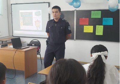 Жетісай ауданының полицейлері қайырымдылыққа белсене атсалысуда