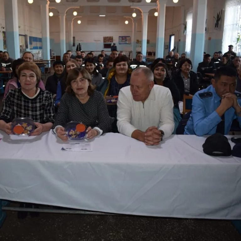 Праздничный концерт и имбирные пряники, сделанные своими руками, подарили осуждённые ученики педагогам