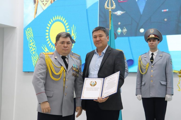 Сотрудники ДУИС по Акмолинской области, в канун национального праздника Дня Республики награждены грамотами и медалями