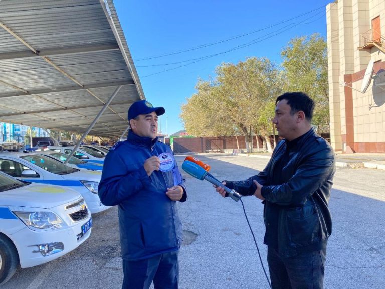 «Пара бермеңіз»: Қызылордада патрульдік машиналарда арнайы жапсырмалар пайда болды