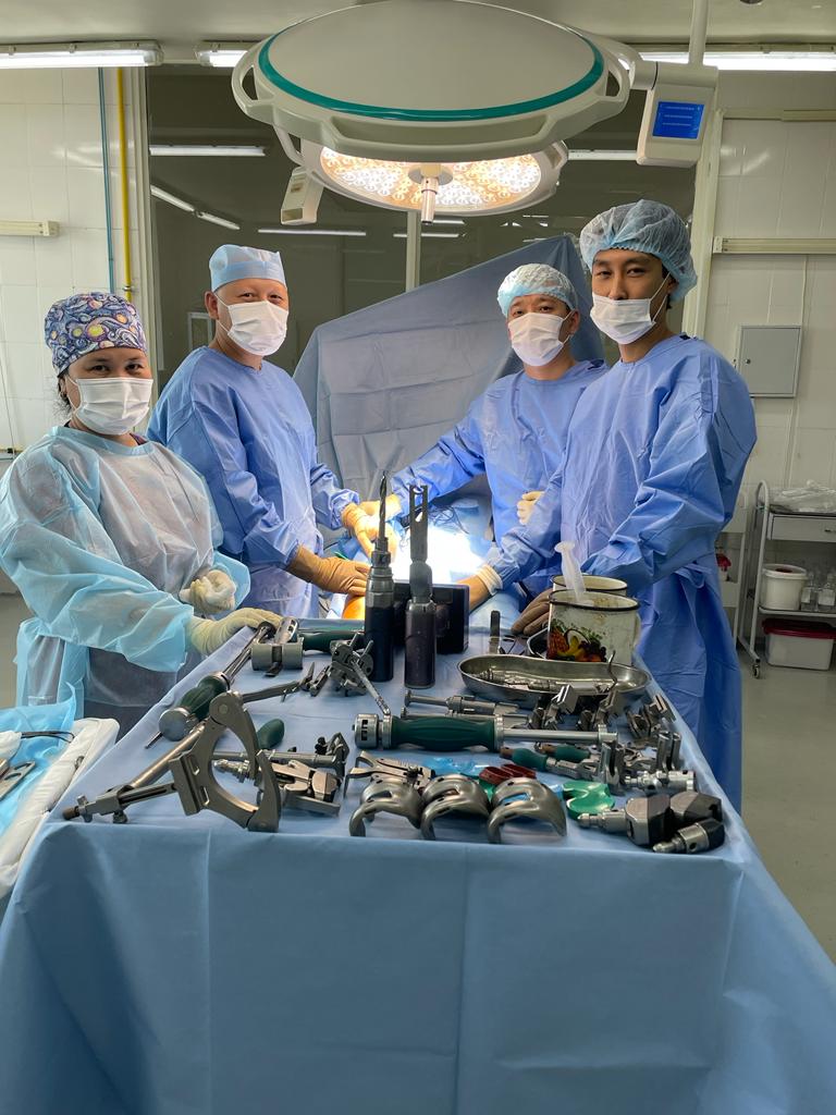 Жетінші аурухана дәрігерлері мүгедек арбаға таңылған зейнеткерді аяққа тұрғызды