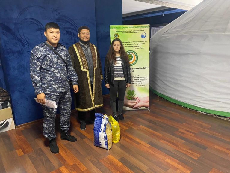 ШҚО-да пробация есебінде тұрғандарға азық-түлік пен киім-кешек таратылды