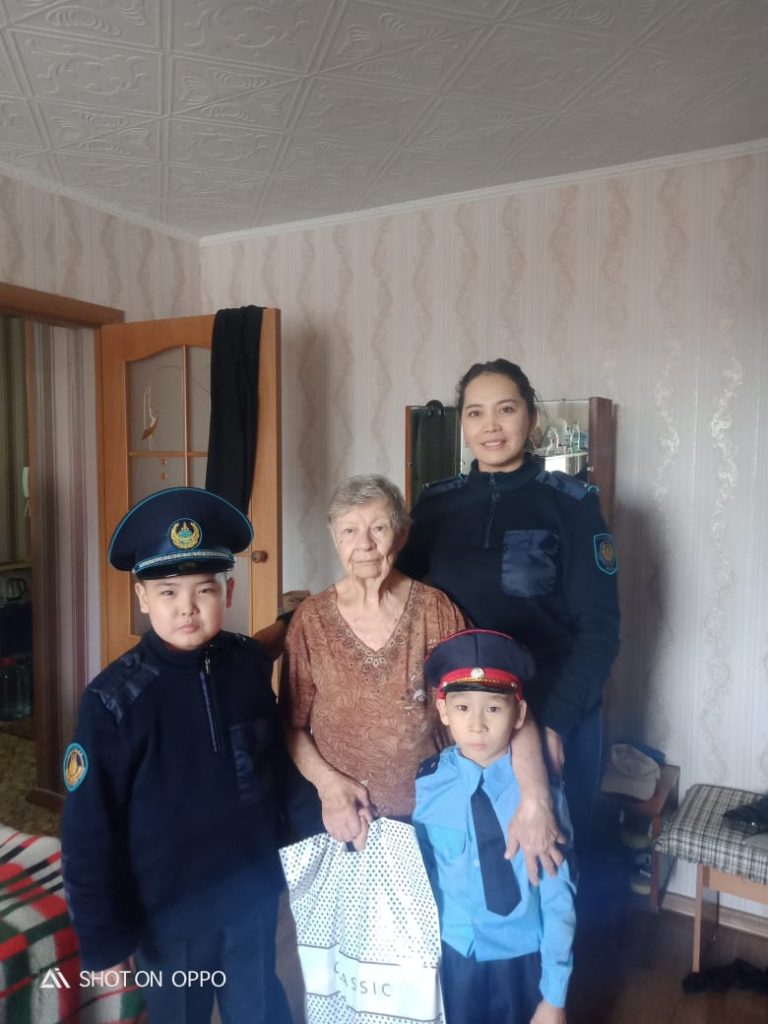 «Маленькие полицейские» поздравили ветеранов-полицейских