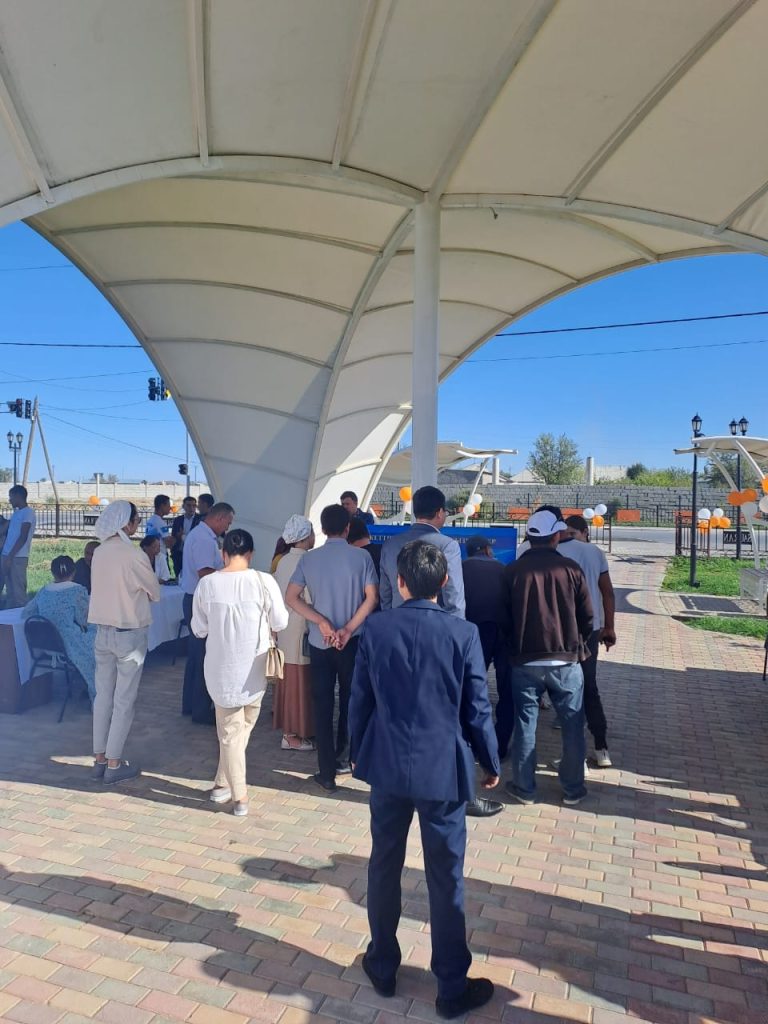 Екі қолға бір күрек