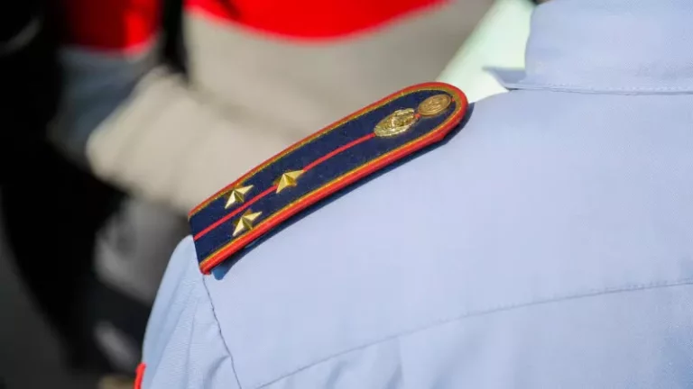 Тәртіп сақшылары асылып қалған қызды құтқаруға көмектесті