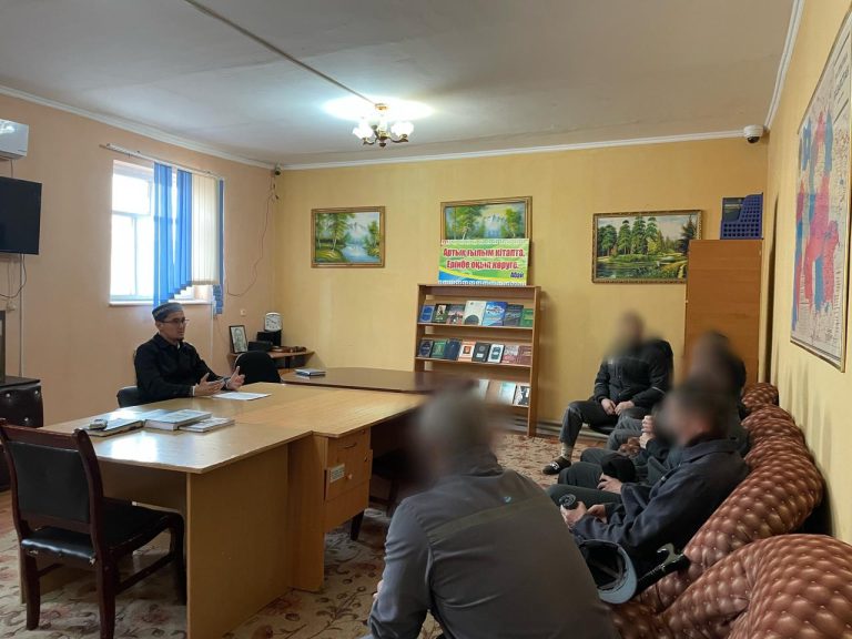 Оқшауланған аймақтағы сотталғандар имаммен кездесті
