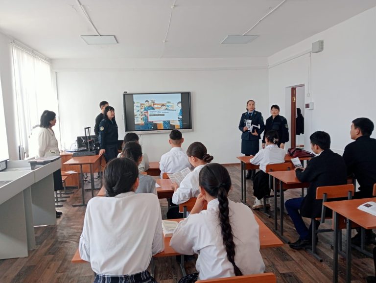 Абай облысы бойынша ҚАЖ қызметкерлері мектеп оқушыларымен кәсіптік бағдар беру кездесулерін өткізді