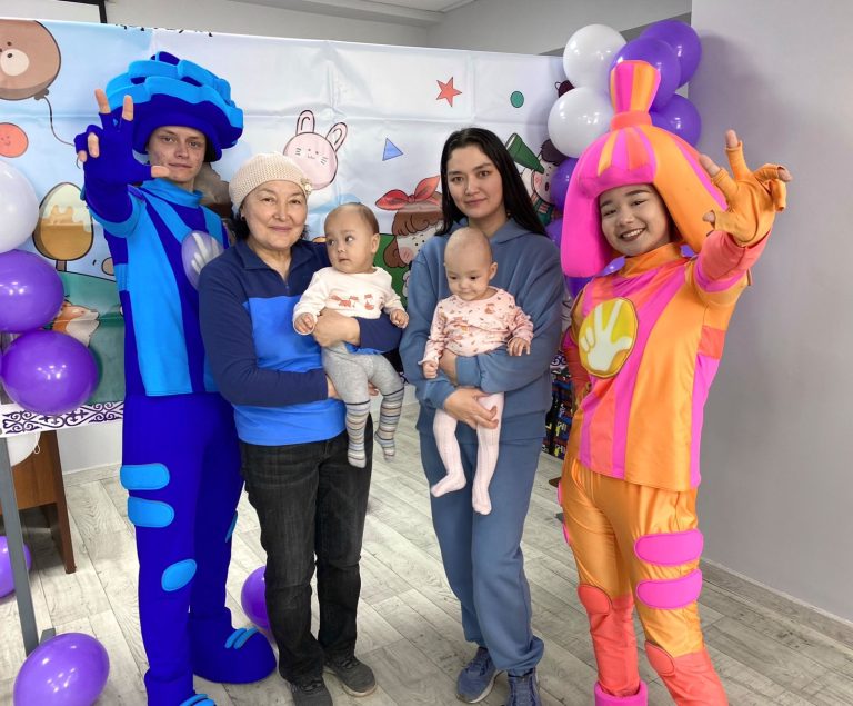 Две пары-двойняшек воспитывает супружеская пара из города Конаев