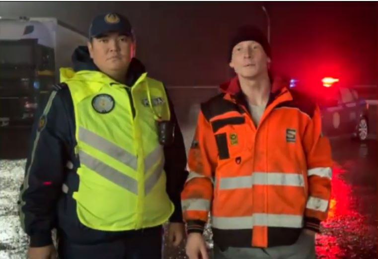 Полицейлер жолда қалып қойған жүргізушіге көмектесті