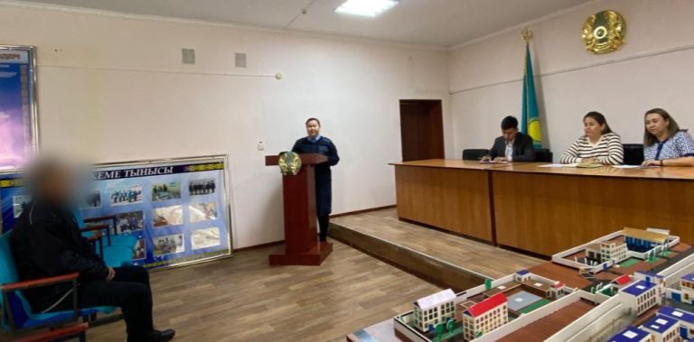 Қақпа алдында кездесу