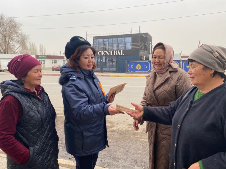 Полицейлер тұрғындарға жадынама таратты