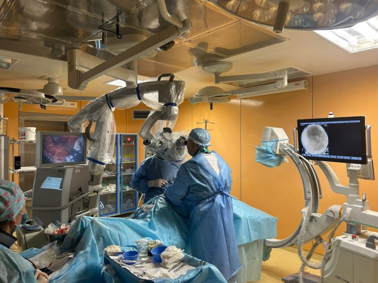 Алматылық нейрохирургтер күрделі ота жасап, науқастың омыртқасындағы ісікті алып тастады