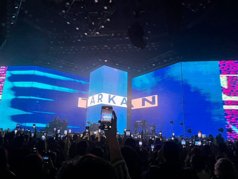 «Бұл кешті ұзақ күттім». Алматы төрінде түрік әншісі Тарканның шоу концерті өтті