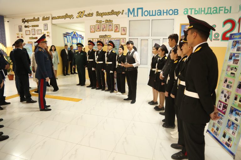 Департамент басшысы мектептердің қауіпсіздік жүйесін тексеріп, оқушылармен кездесті