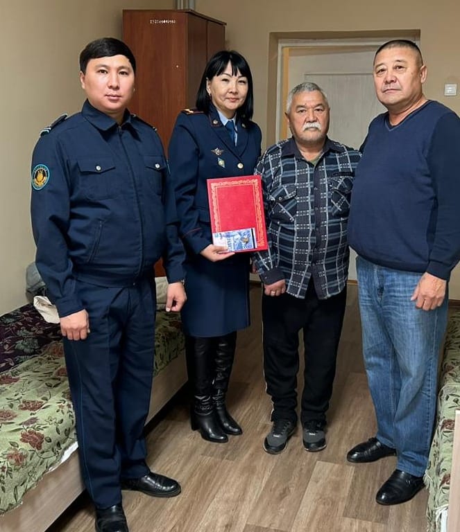 Абай облысында қылмыстық-атқару жүйесі ардагерін мерейтойымен құттықтады