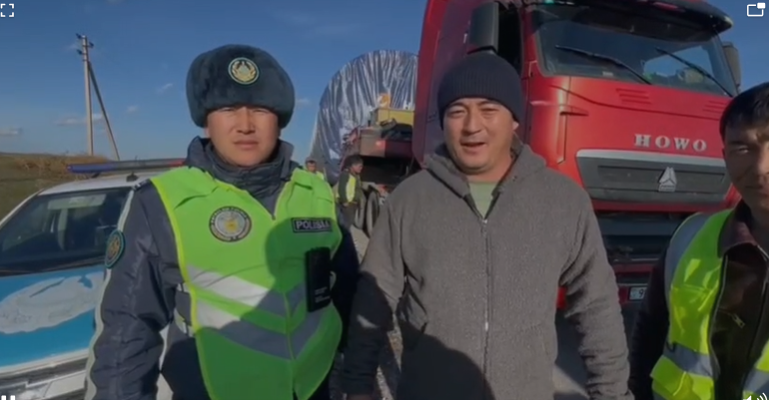 Полицейлер тас жолда тұрып қалған ауыр жүк көлігінің жүргізушісіне көмектесті