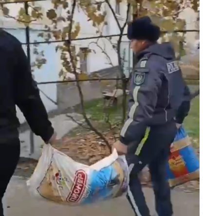 Түркістандық полицейлер қайырымдылық жасап, екі отбасын қуантты