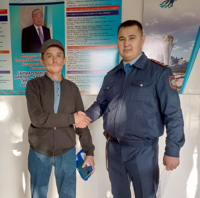 Полиция ауыл тұрғынына бір ай бұрын жоғалтқан телефонын бірнеше сағат ішінде тауып берді