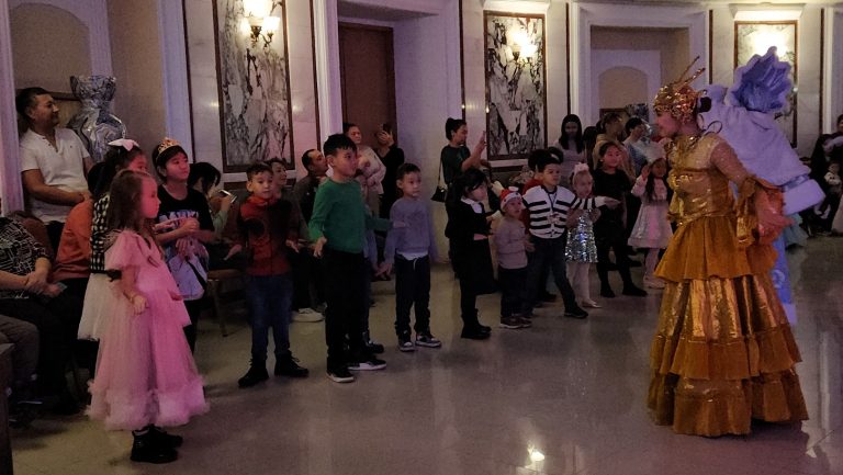 4000 баланың арманы орындалған күн. Көпбалалы және аз қамтылған отбасылардан шыққан балалар жаңа жыл мерекесін тойлады