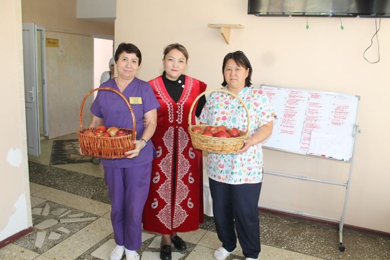 Госпиталіміздегі ардақты ардагерлерімізге алмадан сый ұсынылды