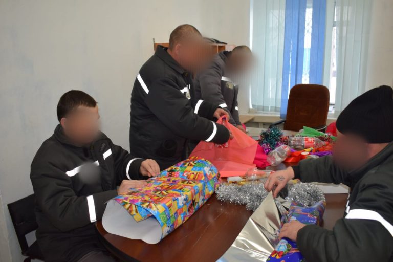 Украшения для новогодних елей делают акмолинские осужденные