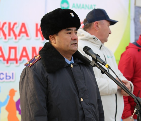 «Денсаулыққа қарай 10 000 қадам»: полицейлер, депутаттар мен еріктілер спорттық марафонға қатысты