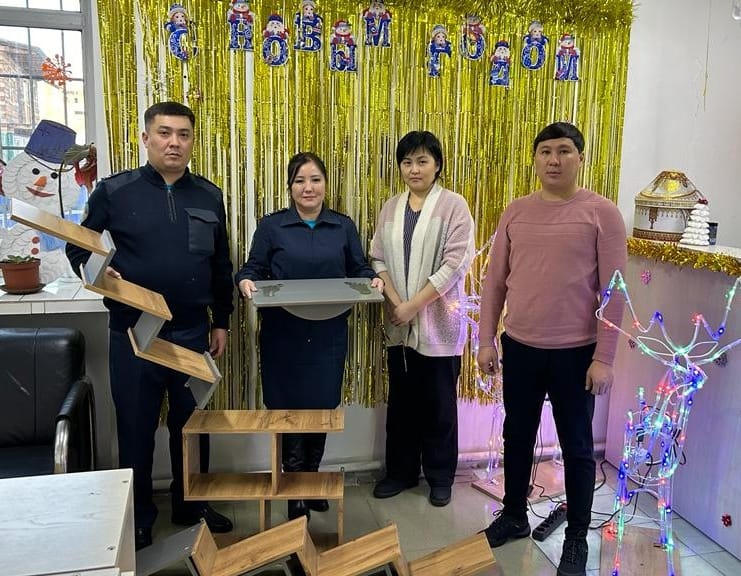 Качели-балансиры, навесные и настенные полки, подарили сотрудники учреждения смешанной безопасности, коррекционно-развивающему центру «Инсайт»