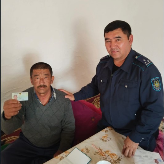 Полицейлер құжатсыз жүрген 65 жастағы ер адамға жеке куәлігін өз шаңырағында табыстады