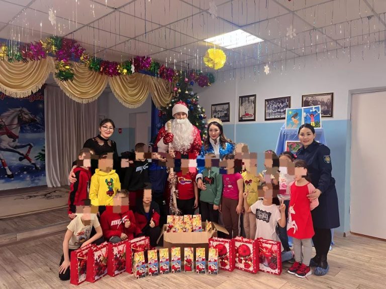 Сотрудники учреждения средней безопасности области Абай поздравили детей-сирот с наступающим новым годом