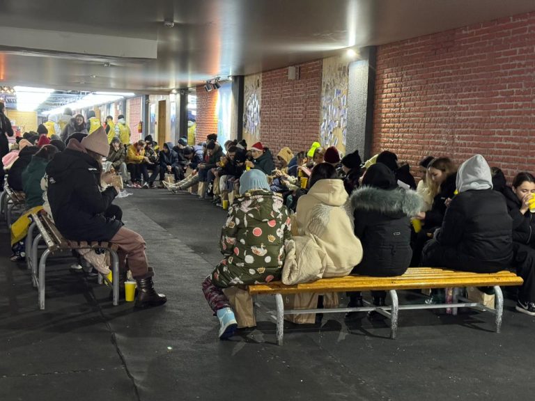 Алматылық волонтерлер  «Медеу» мұз айдынында балалар үйінің тәрбиеленушілеріне арналған  тегін коньки тебу кешін өткізді.