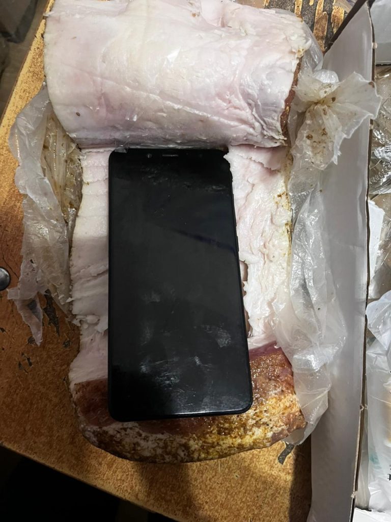Сало с телефоном пытались передать в колонию Алматинской области